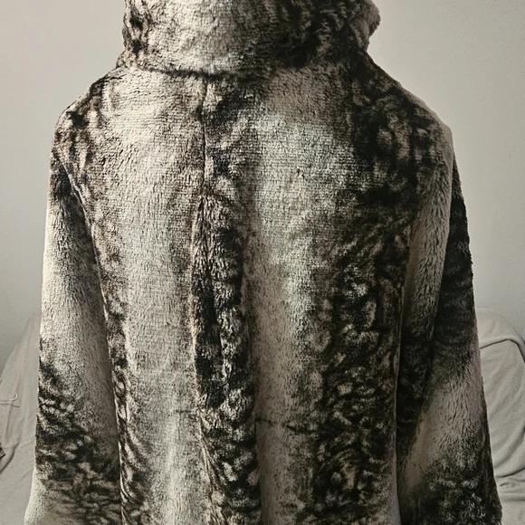 Elegant Faux Fur Women's Coat Poncho Style by ELENA WANG Size Medium - Picture 2 of 11